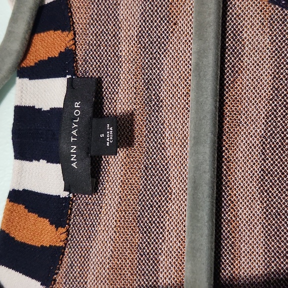 2 Pieces Ann Taylor  Strets cardigan & Skirt Color Navi blu y Camel Animal Prin - Picture 5 of 7